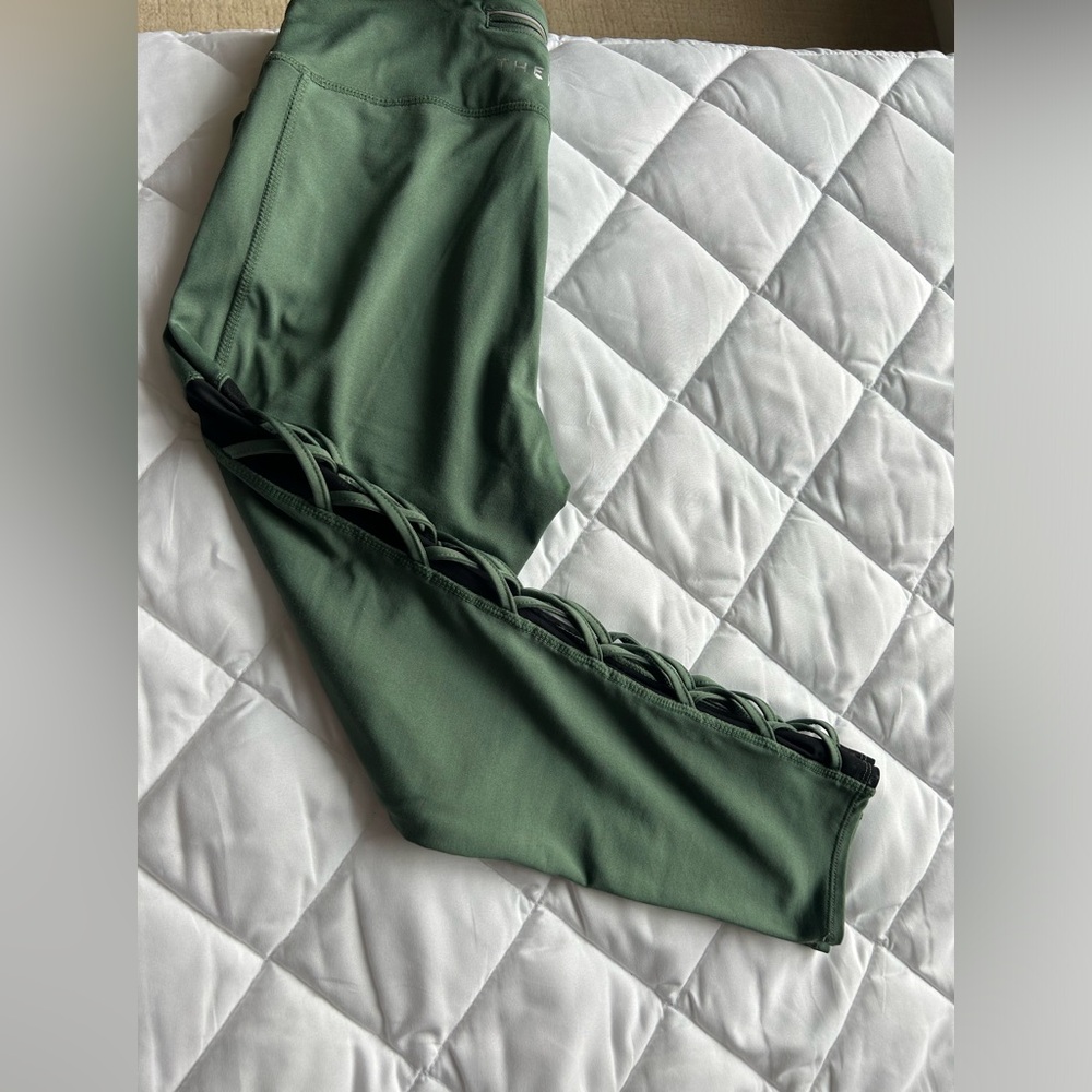 Two color short leggings with black sides . Zipper pocket from the back.